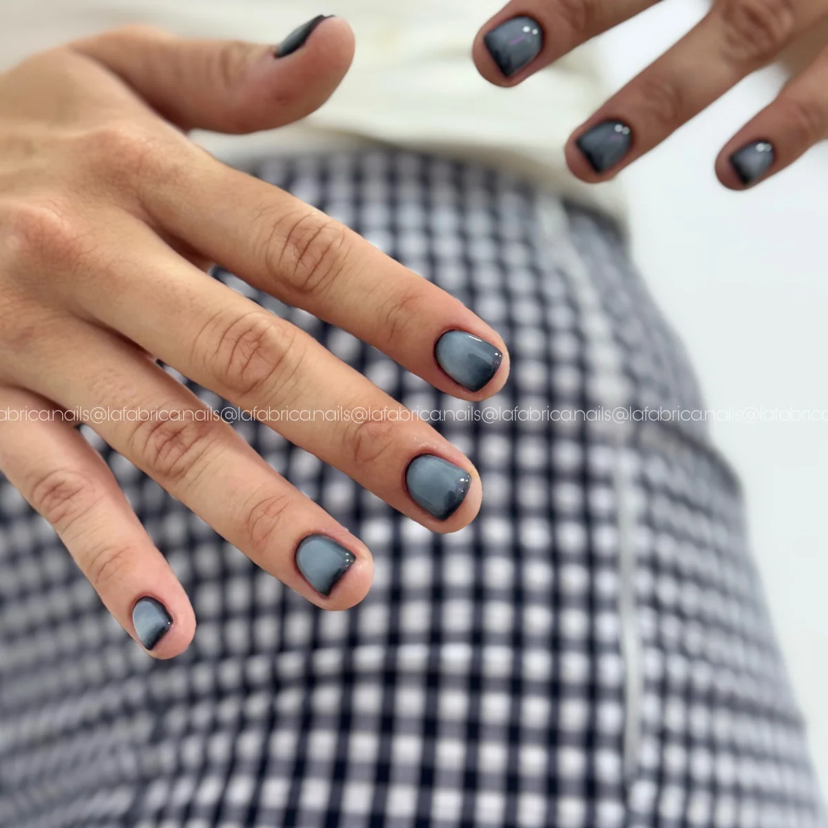 Uñas con efecto aura en tonos oscuros