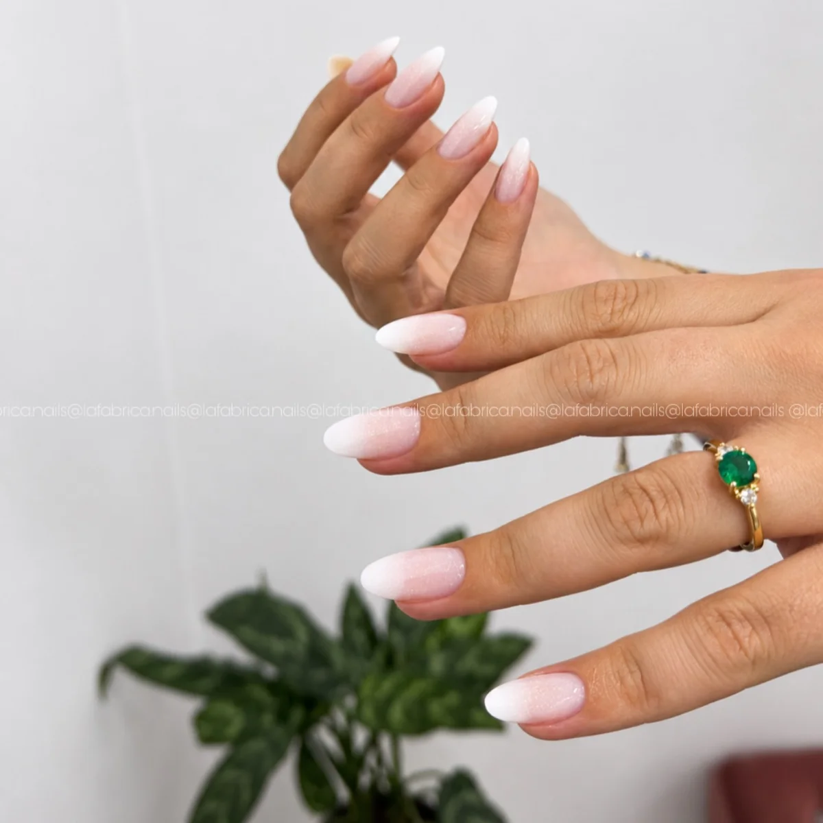Manicura babyboomer con degradado suave del rosa al blanco